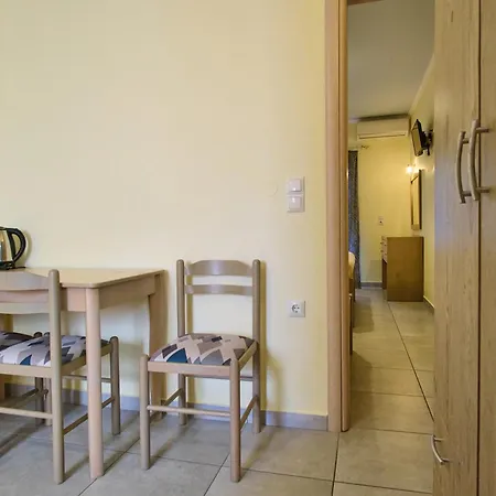 Yiannis Village Studios-suites -apartments דירה *